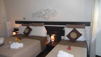 Tripla Deluxe, bagno privato | Copriletto in piuma, materassi in memory foam, una cassaforte in camera