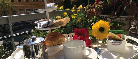 Petit déjeuner composé de spécialités régionales (5 EUR par personne)