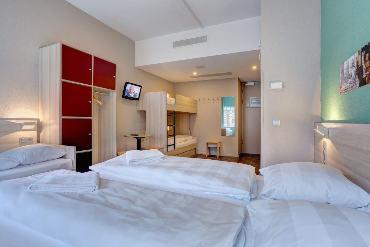 Habitación estándar | Ropa de cama hipoalergénica, caja fuerte, escritorio y cortinas opacas