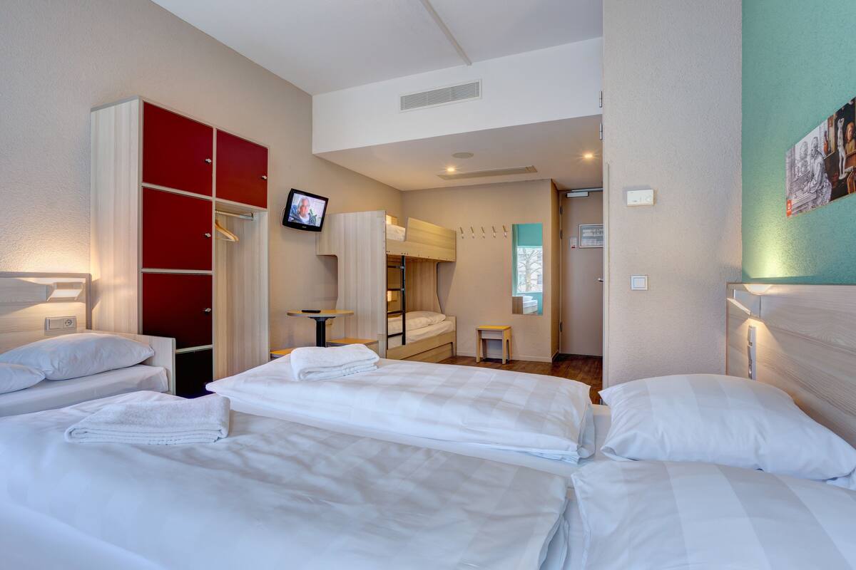 Habitación estándar | Ropa de cama hipoalergénica, caja fuerte, escritorio y cortinas opacas