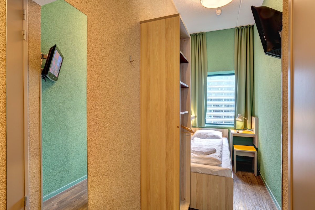 Habitación individual | Ropa de cama hipoalergénica, caja fuerte, escritorio y cortinas opacas