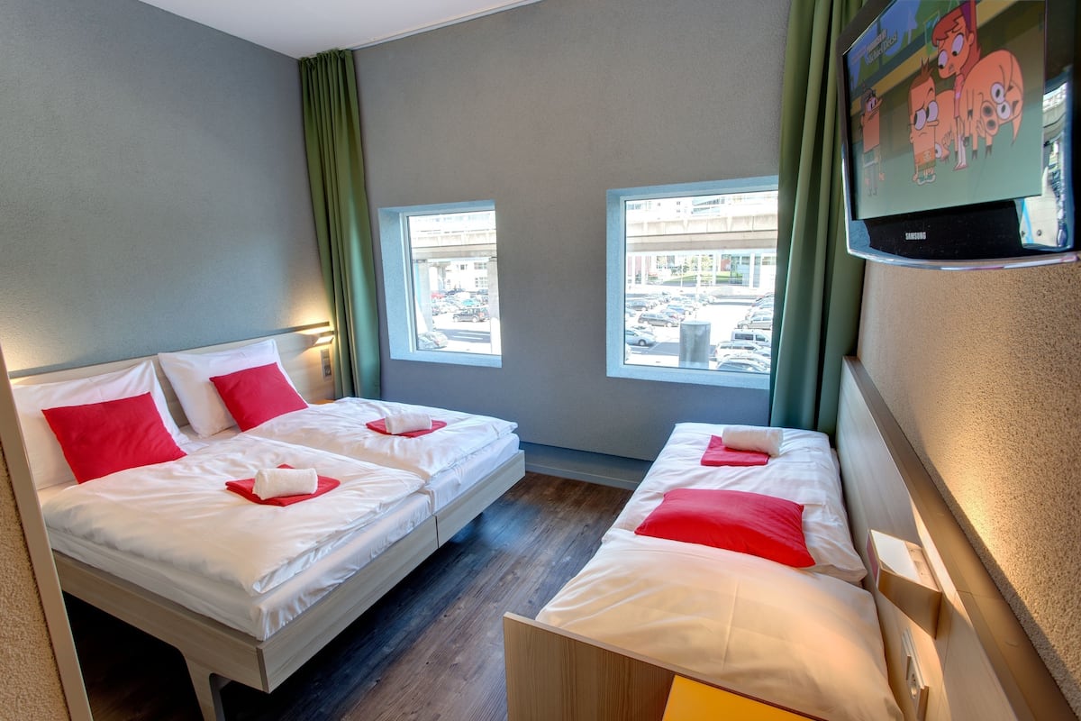 Habitación triple | Ropa de cama hipoalergénica, caja fuerte, escritorio y cortinas opacas