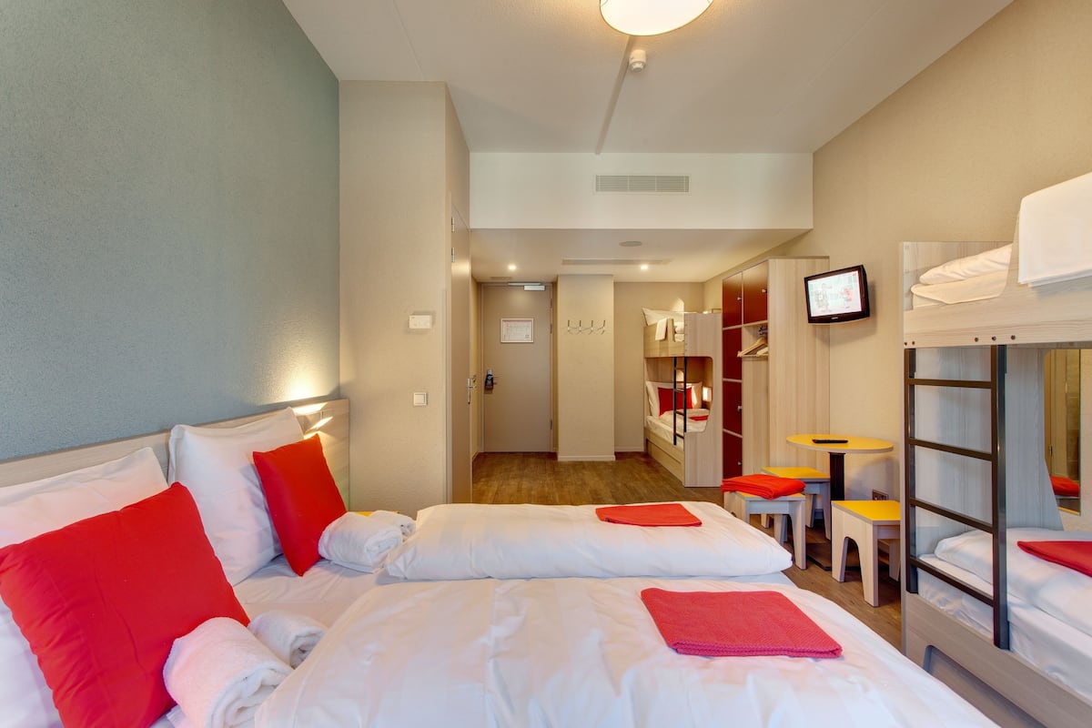 Habitación cuádruple | Ropa de cama hipoalergénica, caja fuerte, escritorio y cortinas opacas