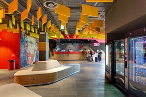 Lobby sitting area - Meininger Amsterdam City West (Amsterdam)