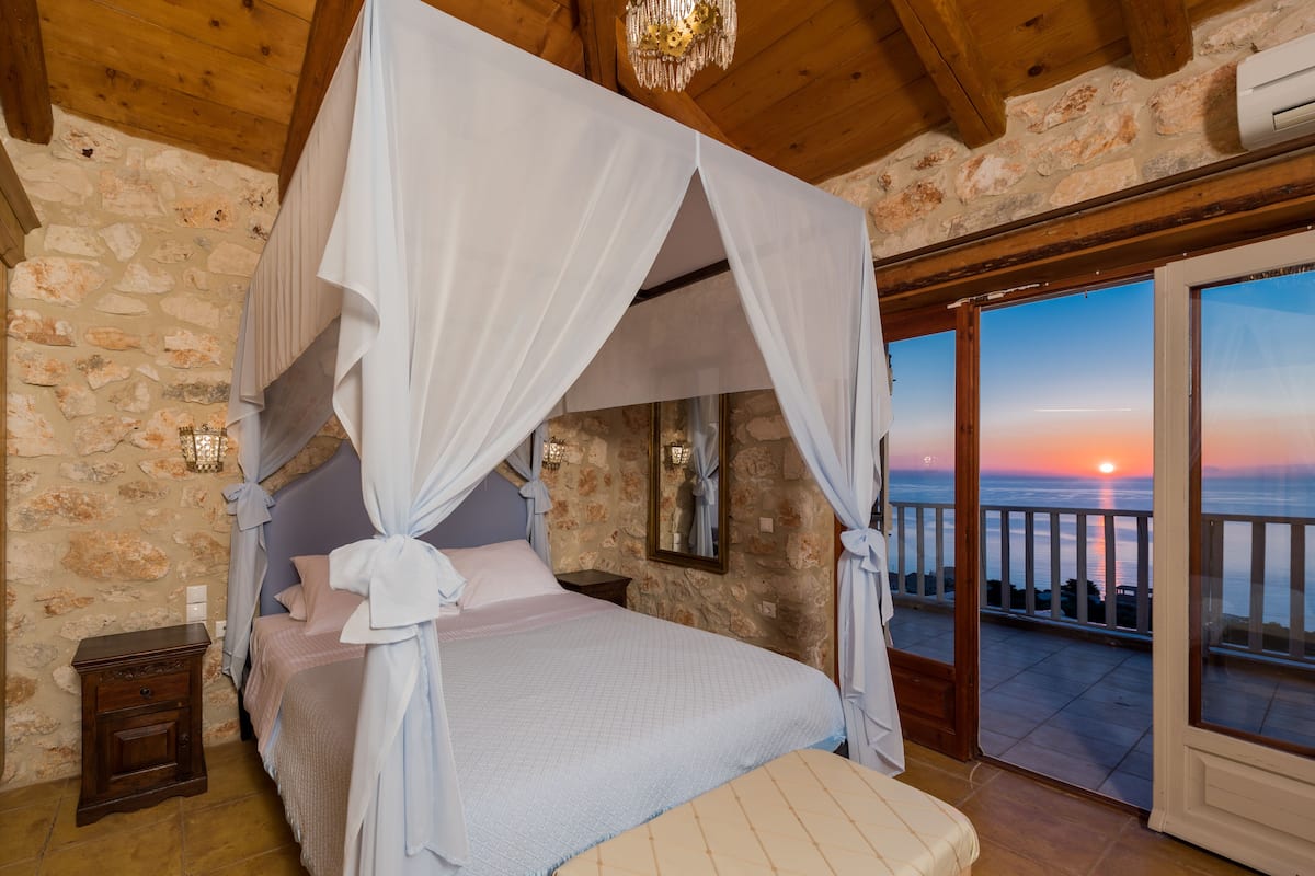 Traditionele villa, 3 slaapkamers, privézwembad, uitzicht op zee | Luxe beddengoed, donzen dekbedden, een kluis op de kamer