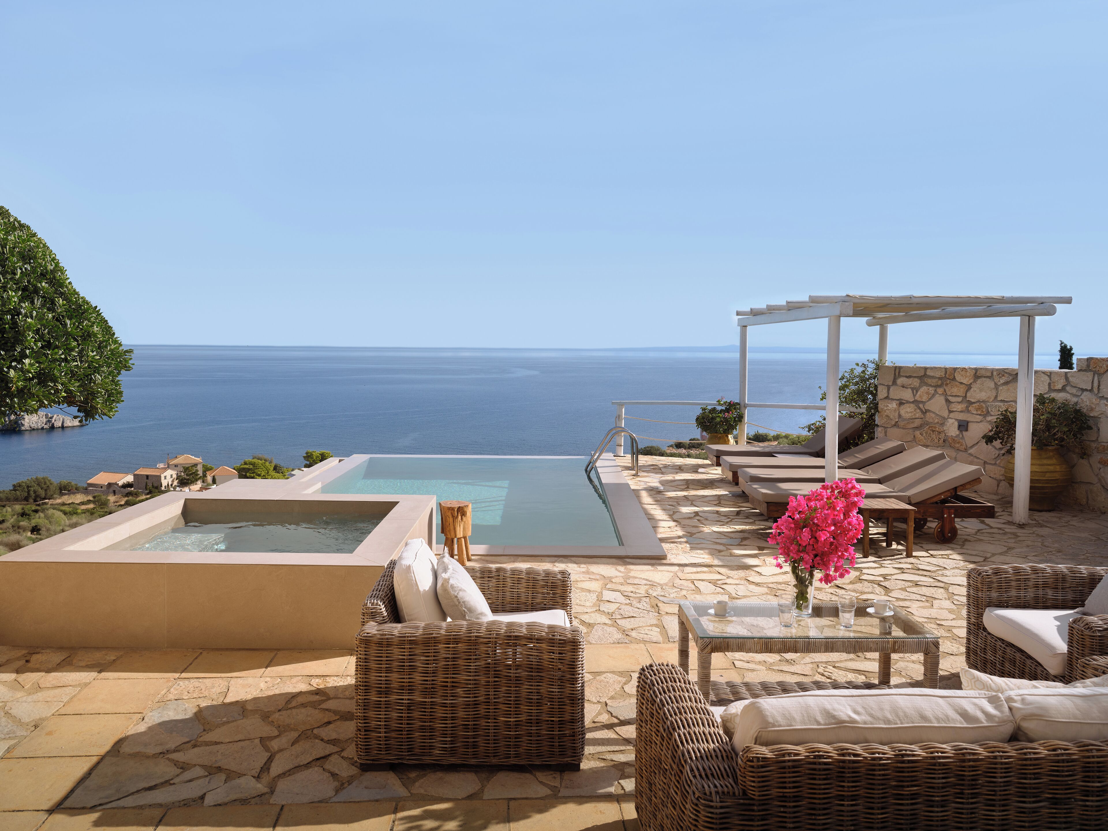 4 outdoor pools, pool umbrellas, sun loungers