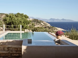 4 buitenzwembaden, parasols voor strand/zwembad