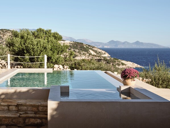 4 outdoor pools, pool umbrellas, pool loungers