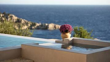 4 piscinas al aire libre, sombrillas, sillones reclinables de piscina