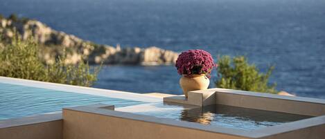 4 albercas al aire libre, sombrillas en la alberca y camastros