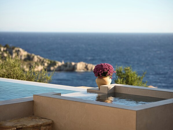 4 buitenzwembaden, parasols voor strand/zwembad