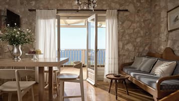 Villa Tradizionale, 2 camere da letto, piscina privata, vista mare | Soggiorno | Docking station per MP3