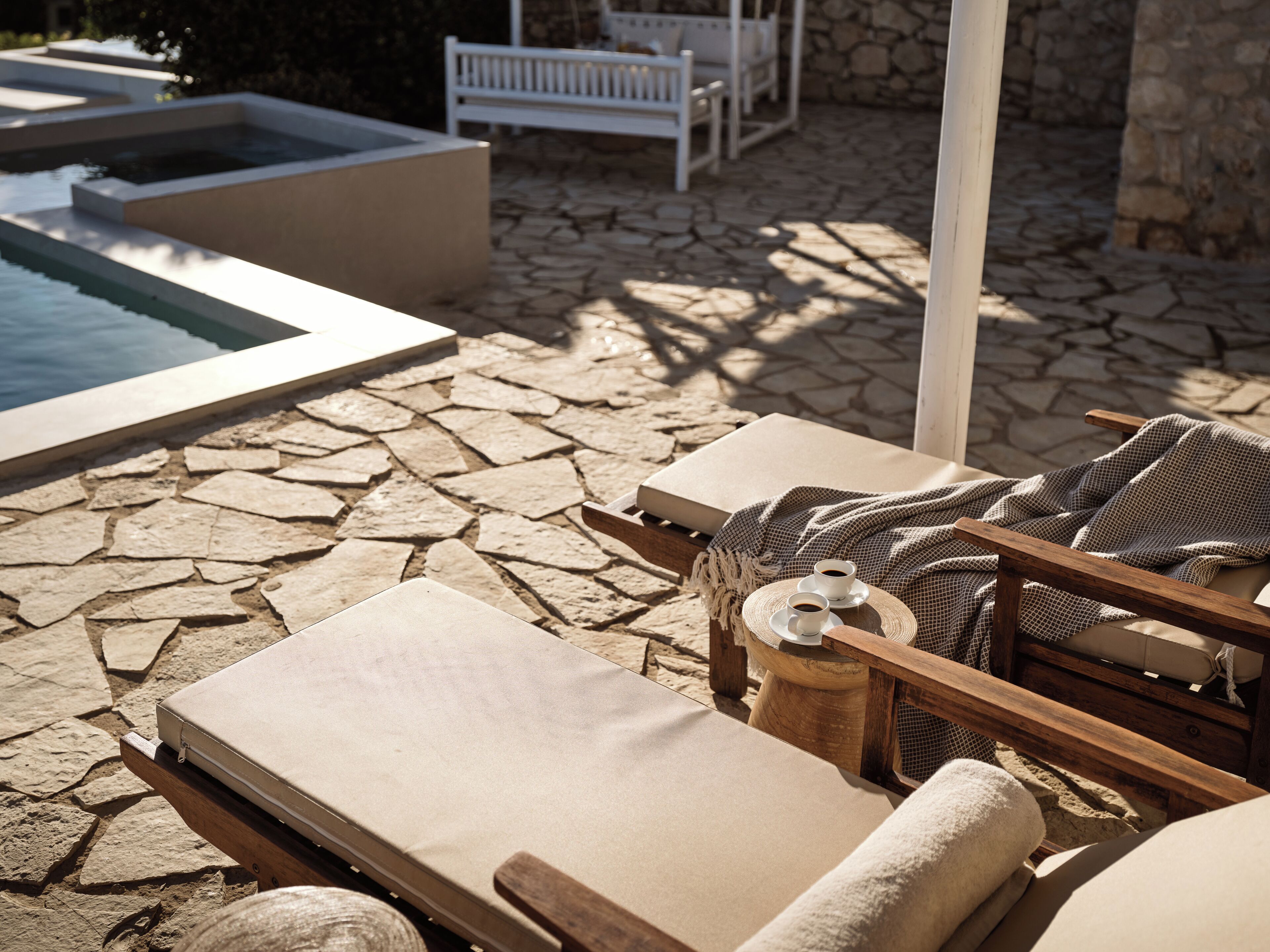 4 hồ bơi ngoài trời, dù/ô trên bãi biển/hồ bơi, ghế dài tắm nắng 