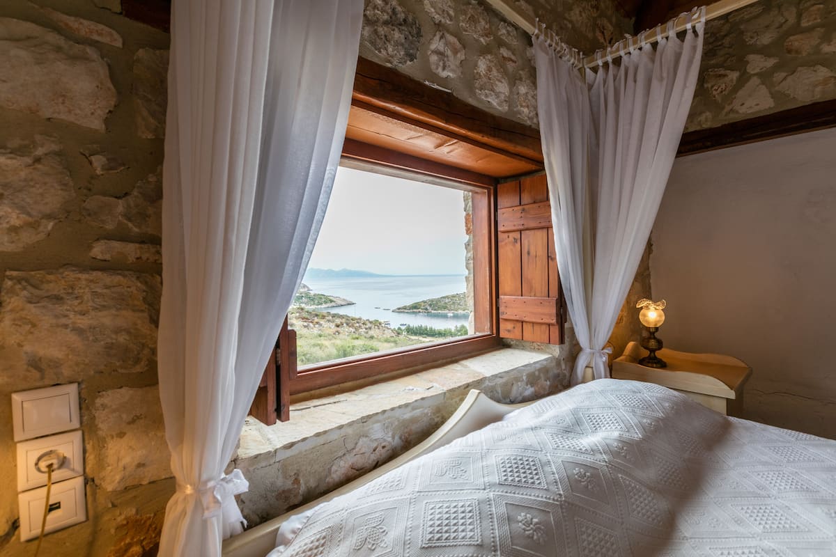 Traditionele villa, 2 slaapkamers, privézwembad, uitzicht op zee | Luxe beddengoed, donzen dekbedden, een kluis op de kamer