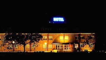 Un hotel amb un senyal blau ben visible que diu 'HOTEL'.
