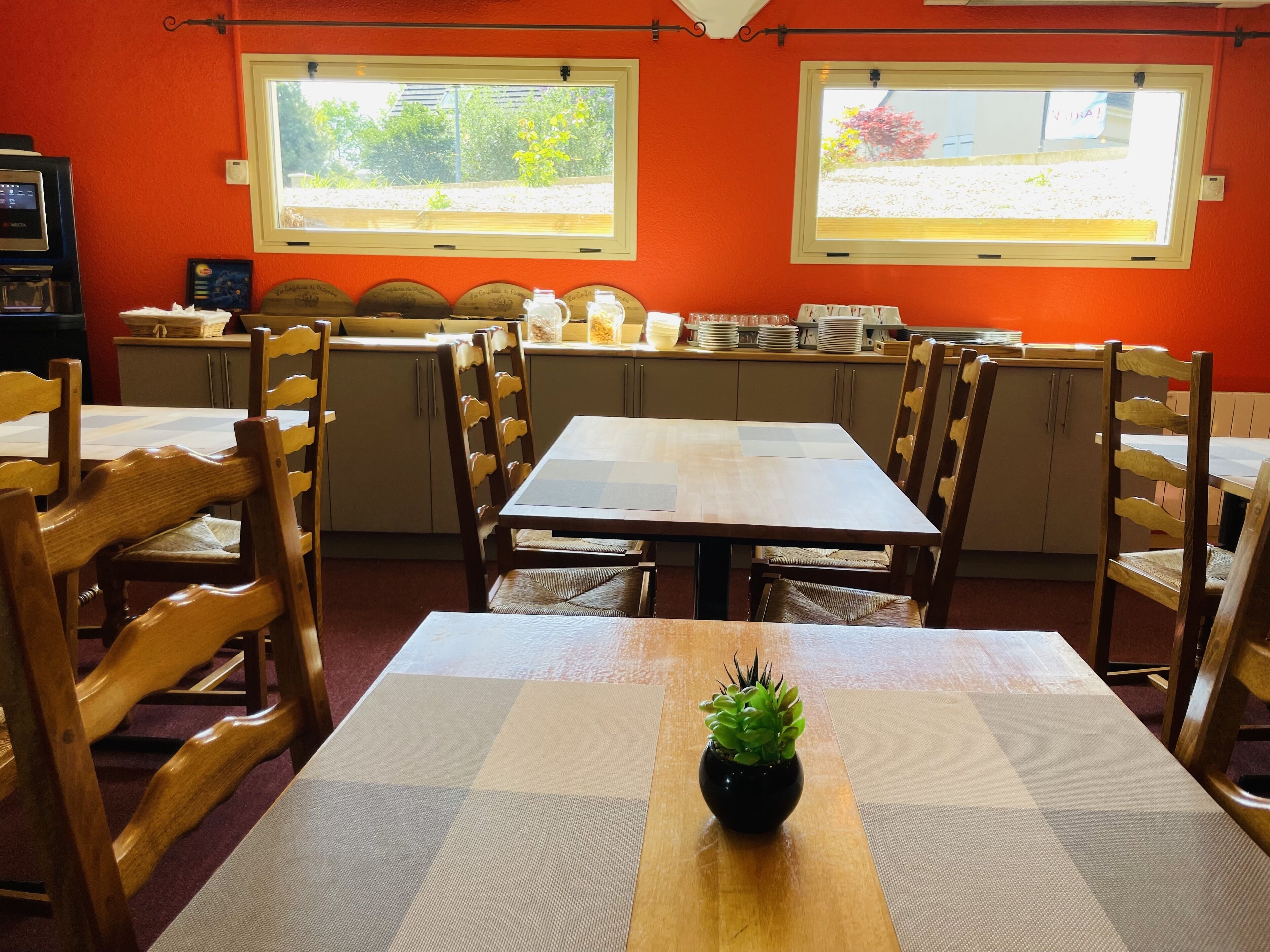 Buffet breakfast on weekdays (EUR 10.50 per person)