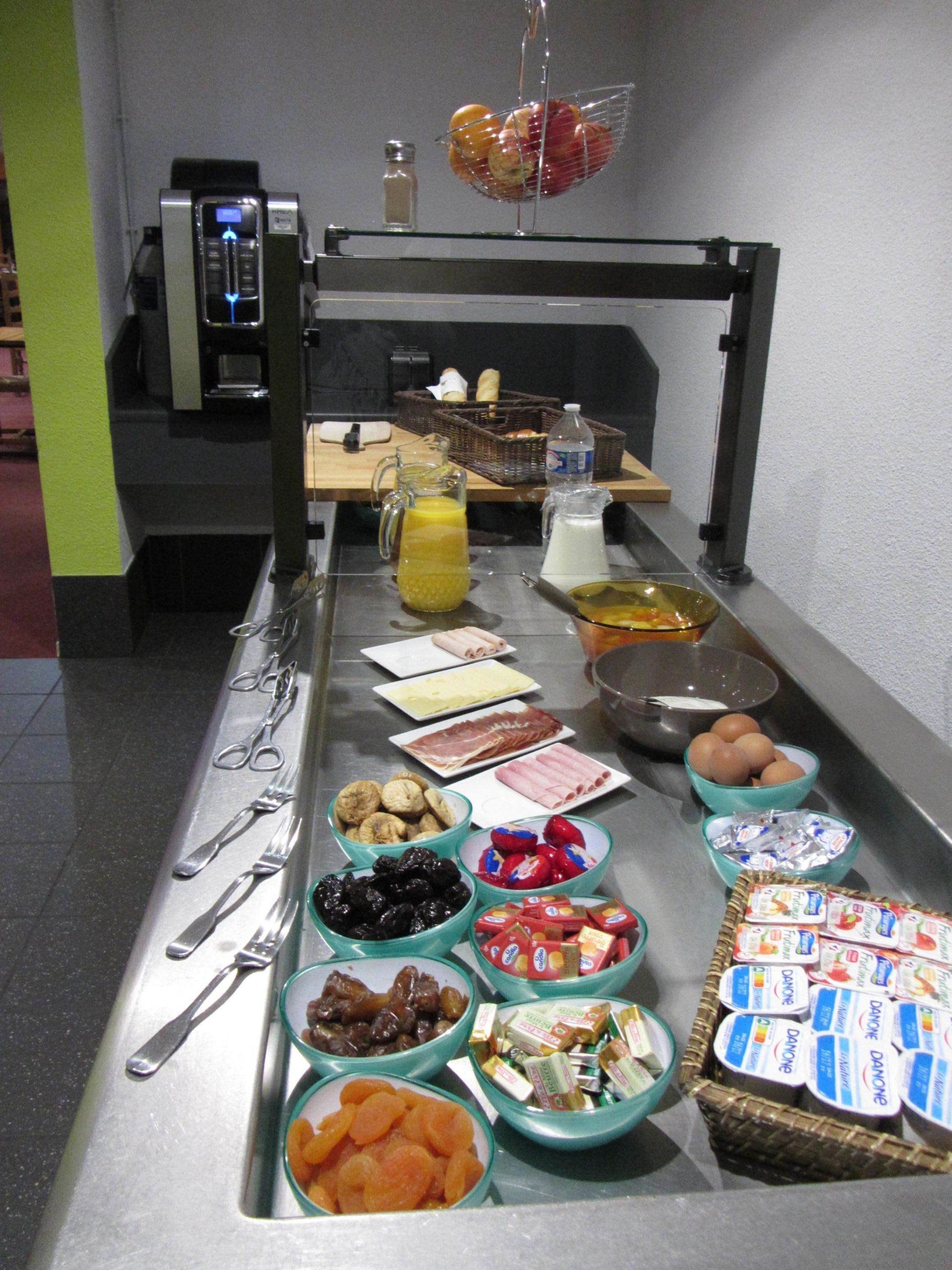 Una mesa de buffet con diversos alimentos y salsas.