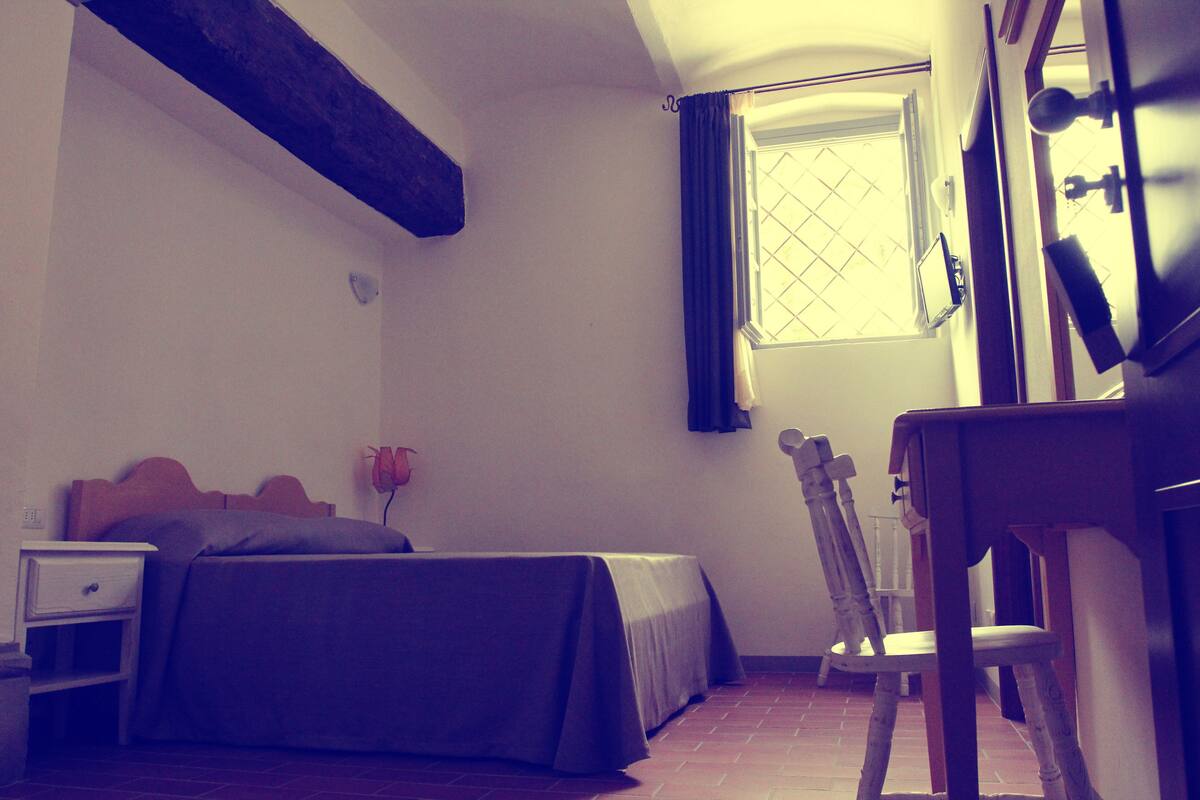 Desk, blackout curtains, soundproofing, free cots/infant beds