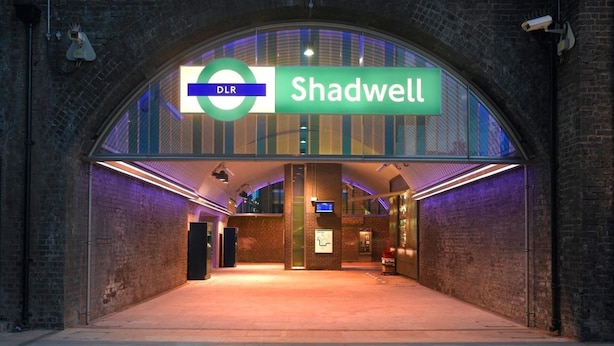 Entrada de una estación de DLR con un cartel que indica 'Shadwell'.