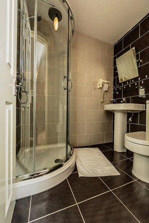 Shower, free toiletries, hair dryer, towels - Dockside Hotel (London)