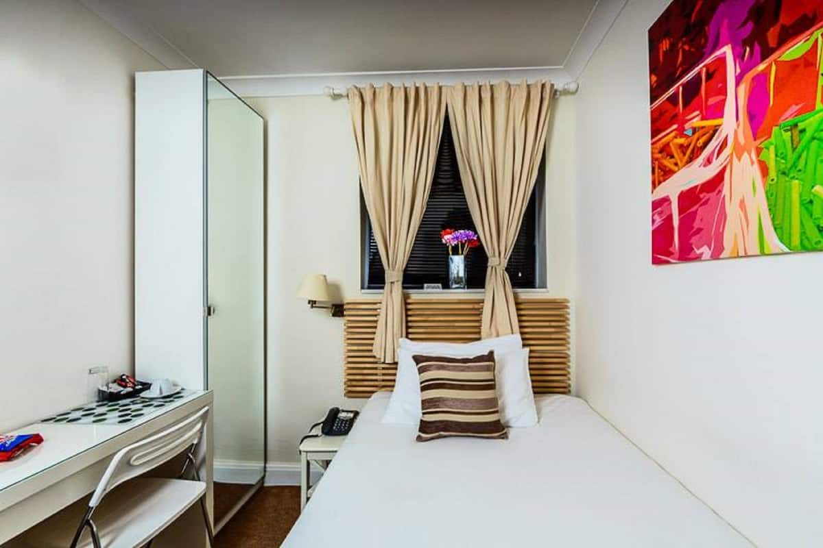 Economy eenpersoonskamer | Een bureau, een strijkplank/strijkijzer, gratis wifi, beddengoed