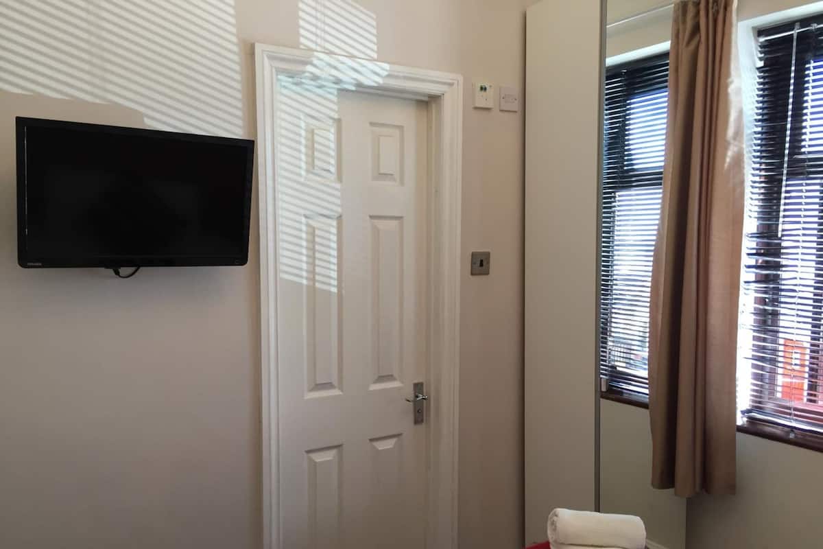 Standaard eenpersoonskamer | Een bureau, een strijkplank/strijkijzer, gratis wifi, beddengoed