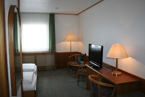Premium bedding, desk, iron/ironing board, cribs/infant beds - Landhotel Margaretenhof (Erzhausen)