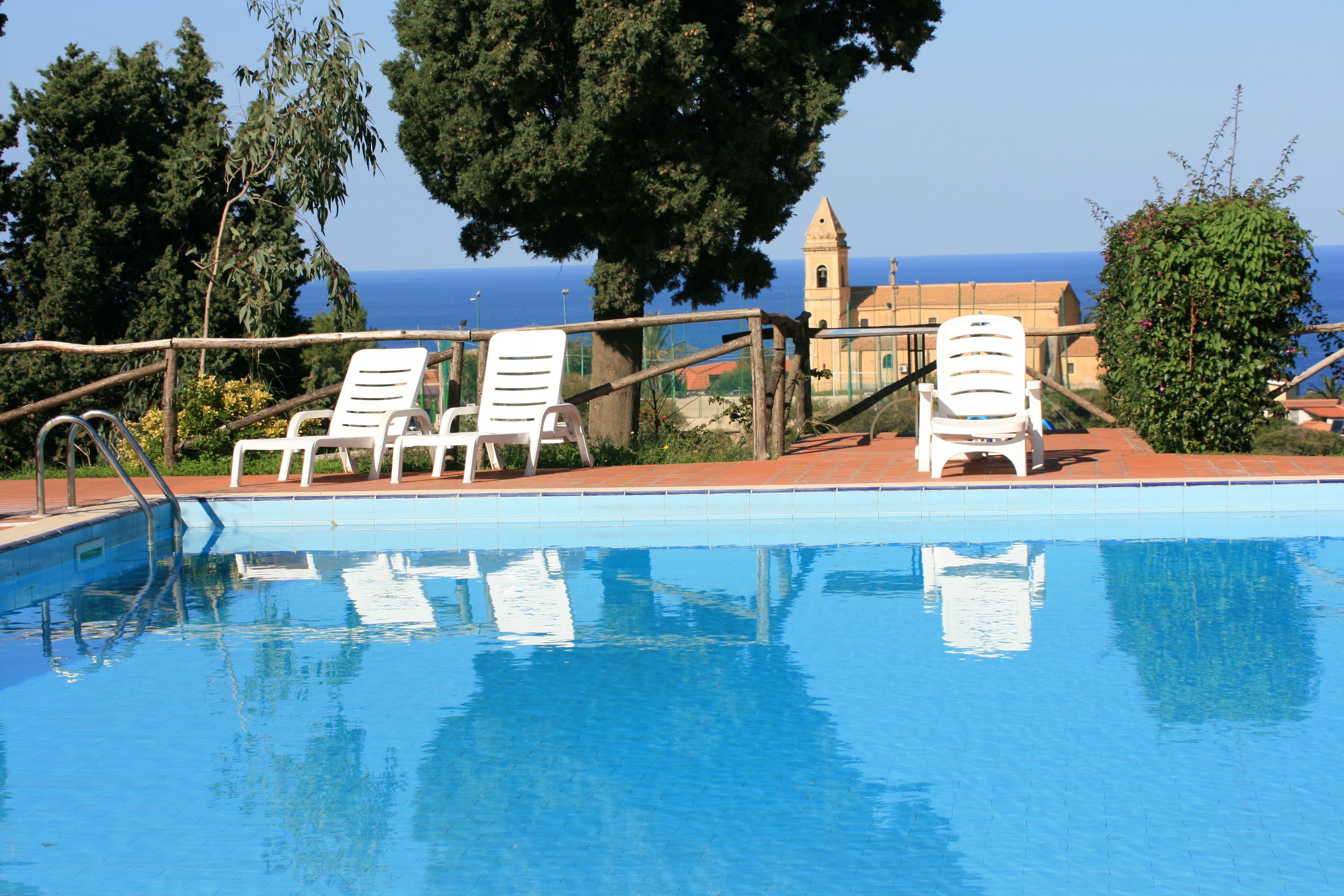 Piscine extérieure, chaises longues