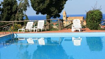 Piscine extérieure, chaises longues