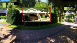 Un camino pavimentado que lleva a un edificio con un letrero que dice 'THEATRE DE VERDURE'.