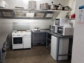 Full-size fridge, microwave, oven, stovetop