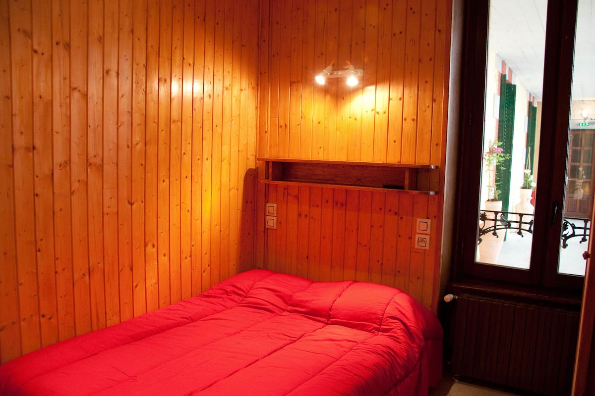 Double Room (CHBR Double + Toilettes & SDB commune) | Free WiFi, bed sheets