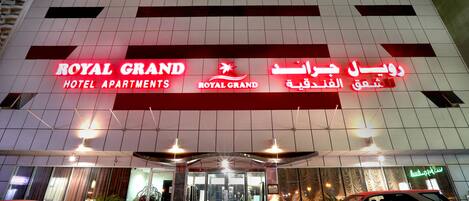 Vista frontal de la propiedad por la tarde o noche