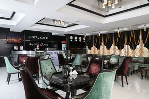 Lobby sitting area - Royal Grand Suite Hotel (Sharjah)