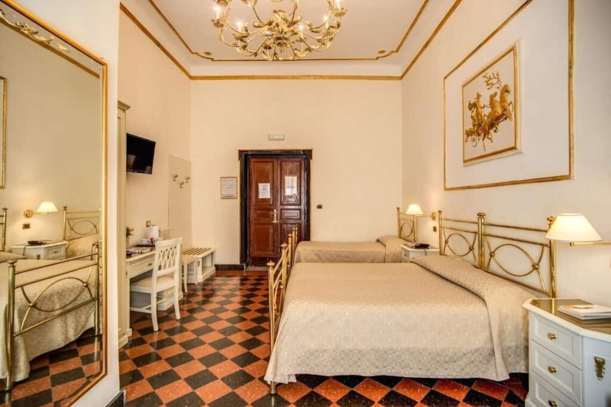 Roupas de cama premium, cofres nos quartos, escrivaninha