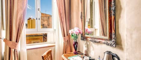 Chambre double ou avec lits jumeaux, vue sur la ville | Literie de qualité, coffre-fort pour ordinateur portable
