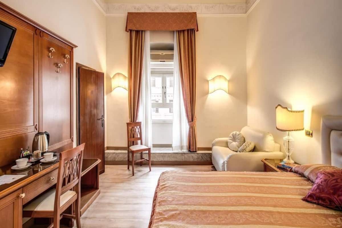 Quarto casal ou duplo, vista para a cidade | Roupas de cama premium, cofres nos quartos, escrivaninha