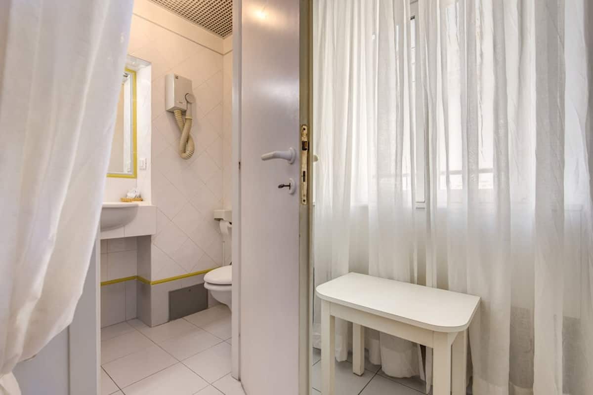 Premium bedding, in-room safe, blackout drapes, soundproofing