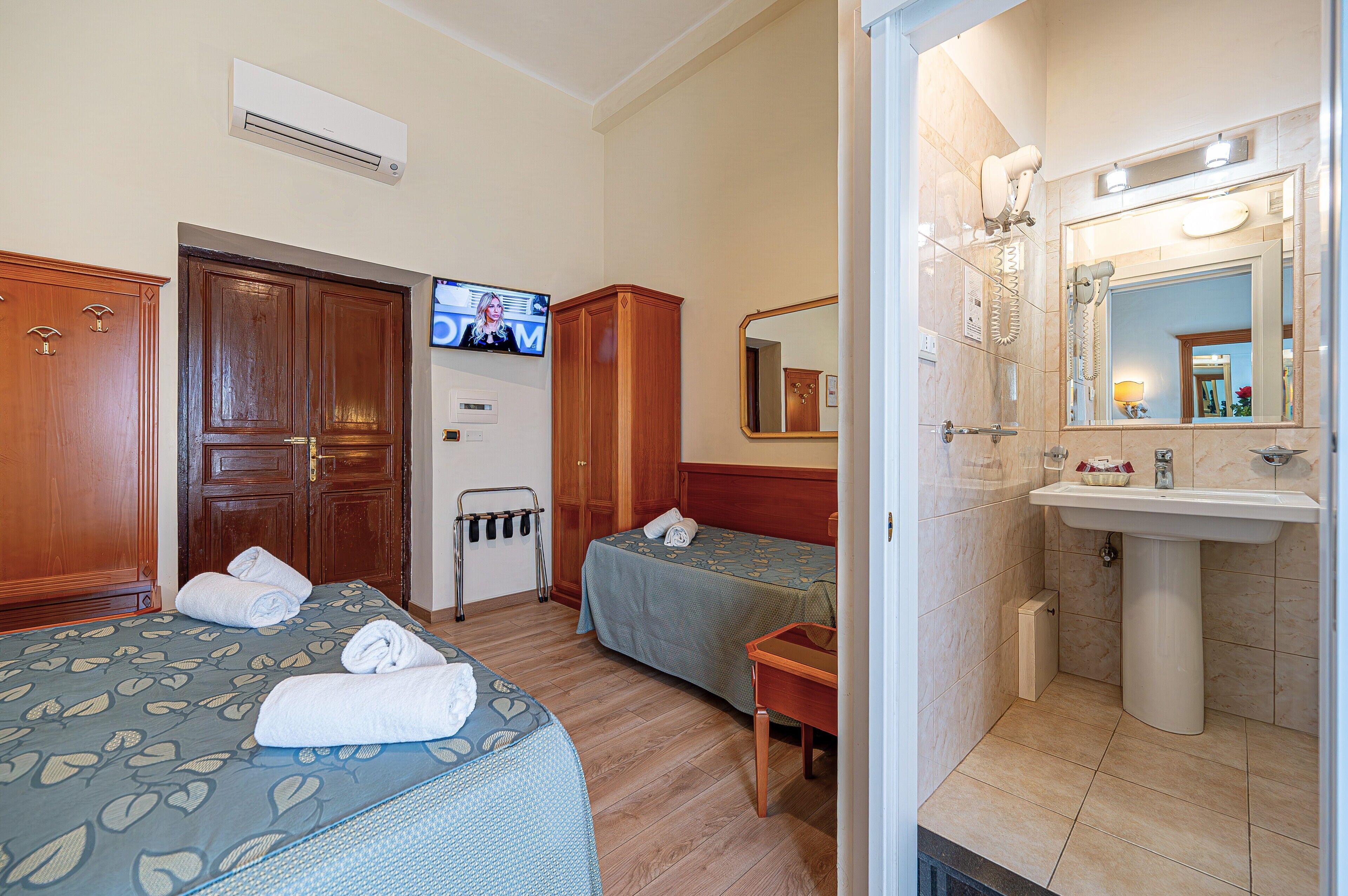 Habitación triple, vistas a la ciudad | Ropa de cama de alta calidad, caja fuerte, cortinas opacas