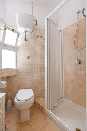 Séchoir à cheveux, serviettes fournies, savon, papier de toilette