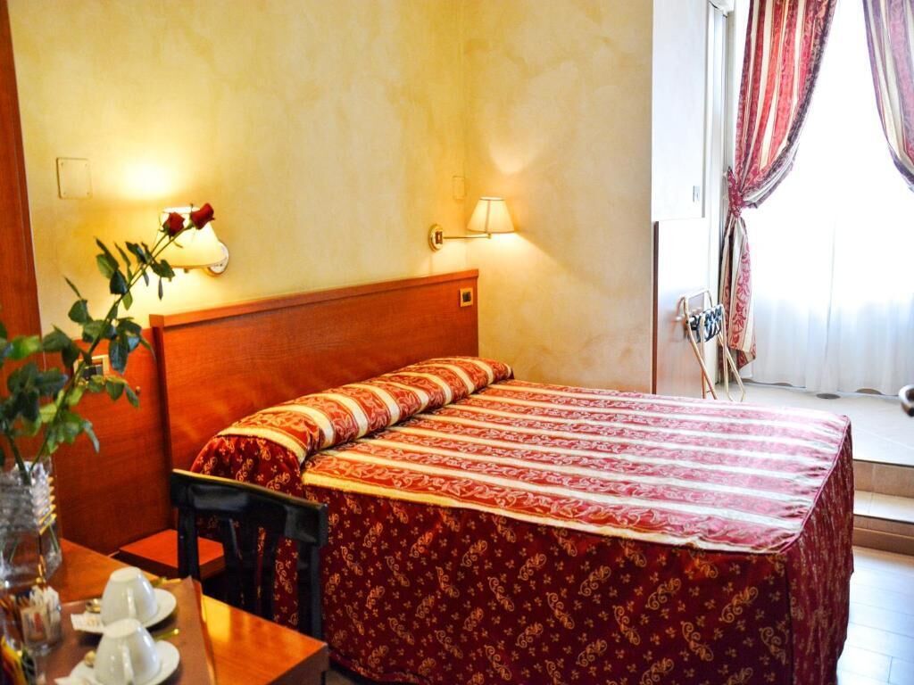 أغطية فراش متميزة وخزنة داخل الغرفة ومكتب وتجهيزات عازلة للصوت