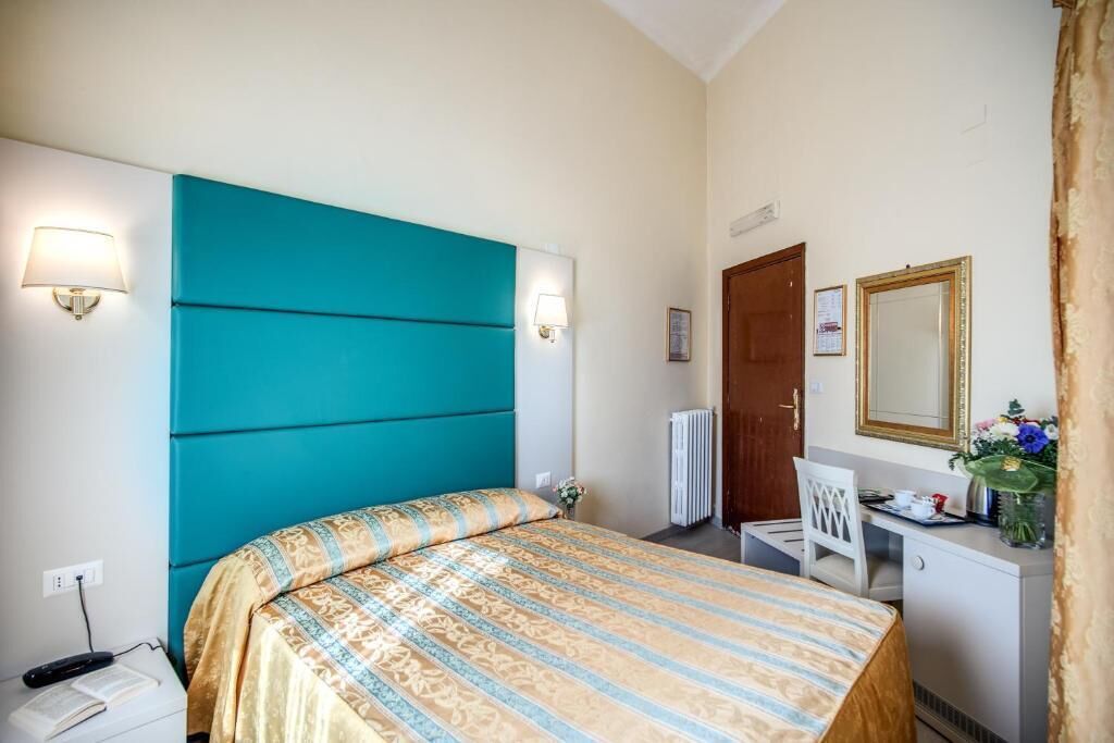 أغطية فراش متميزة وخزنة داخل الغرفة ومكتب وتجهيزات عازلة للصوت