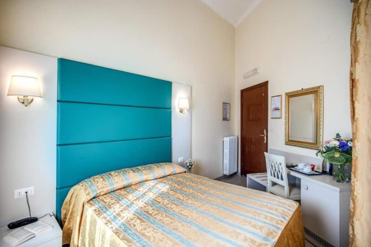 高級寢具、客房內保險箱、書桌、隔音