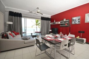 ヴィラ 2 ベッドルーム オーシャンビュー | リビングルーム | 42 インチの液晶テレビ (ケーブル放送視聴可)、テレビ、DVD プレーヤー