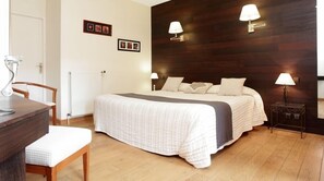 Superior dubbelrum | Minibar, värdeförvaringsskåp på rummet, skrivbord och ljudisolering