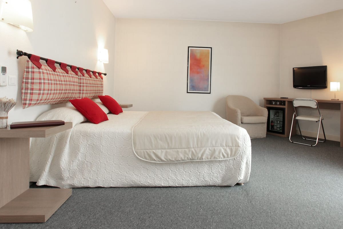 Premium suite | Een minibar, een kluis op de kamer, een bureau, geluiddichte muren