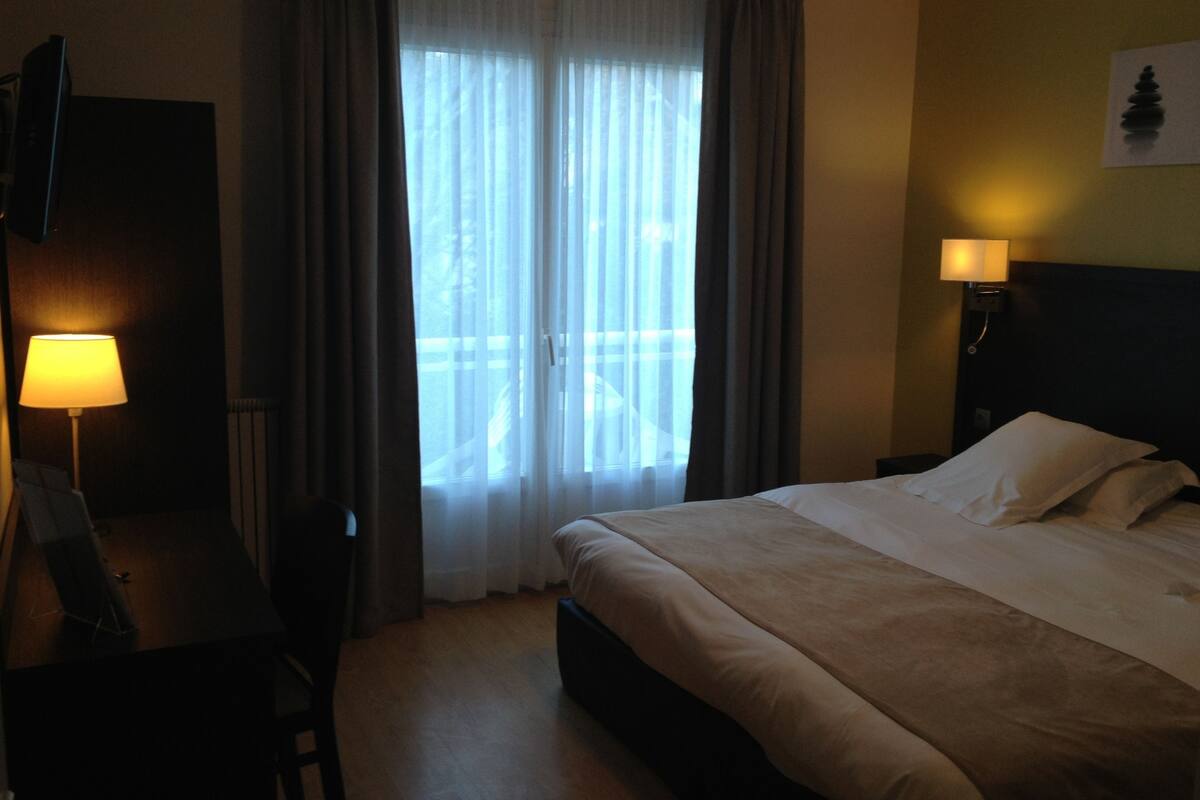 standard double room, city view | 4 bedrooms, in-room safe, desk, blackout curtains