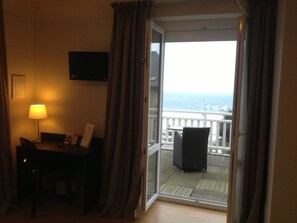 4 chambres, coffres-forts dans les chambres, bureau, rideaux occultants