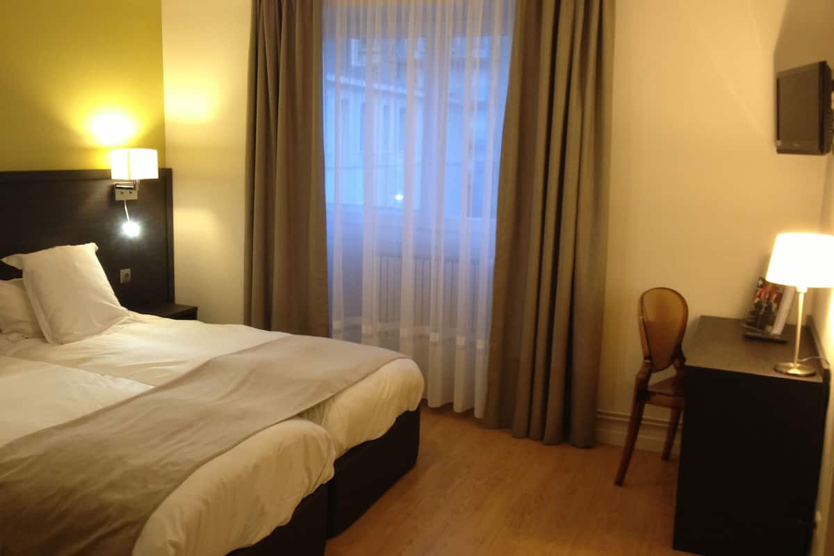 standard twin room, city view | 4 bedrooms, in-room safe, desk, blackout curtains