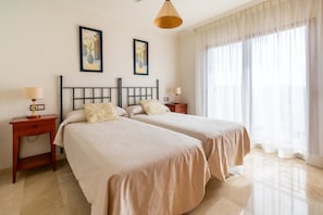 Apartamento premium, 3 quartos | 1 quarto, edredons de pluma, cofres nos quartos